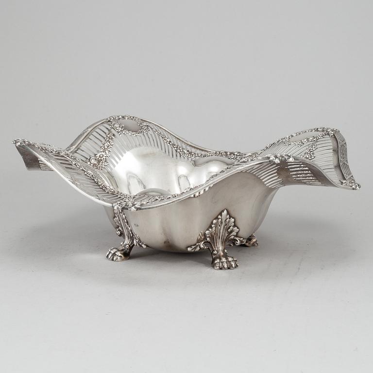 A Tiffany & Co. silver bread basket. Louis XVI - style.