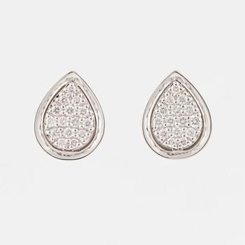 Drop-shaped earrings with brilliant-cut diamonds.