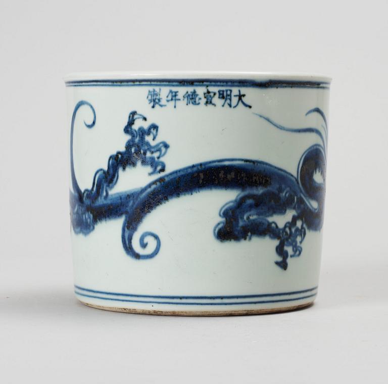 PENSELSTÄLL, porslin. Kina, Ming-stil, 1900-tal.