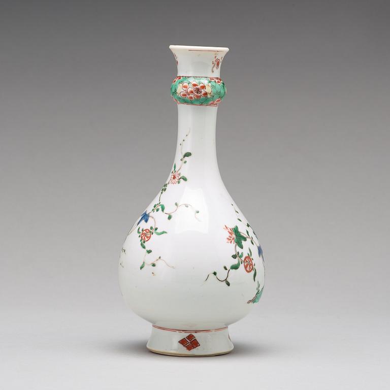 VAS, porslin. Qing dynastin, Kangxi (1662-1722).