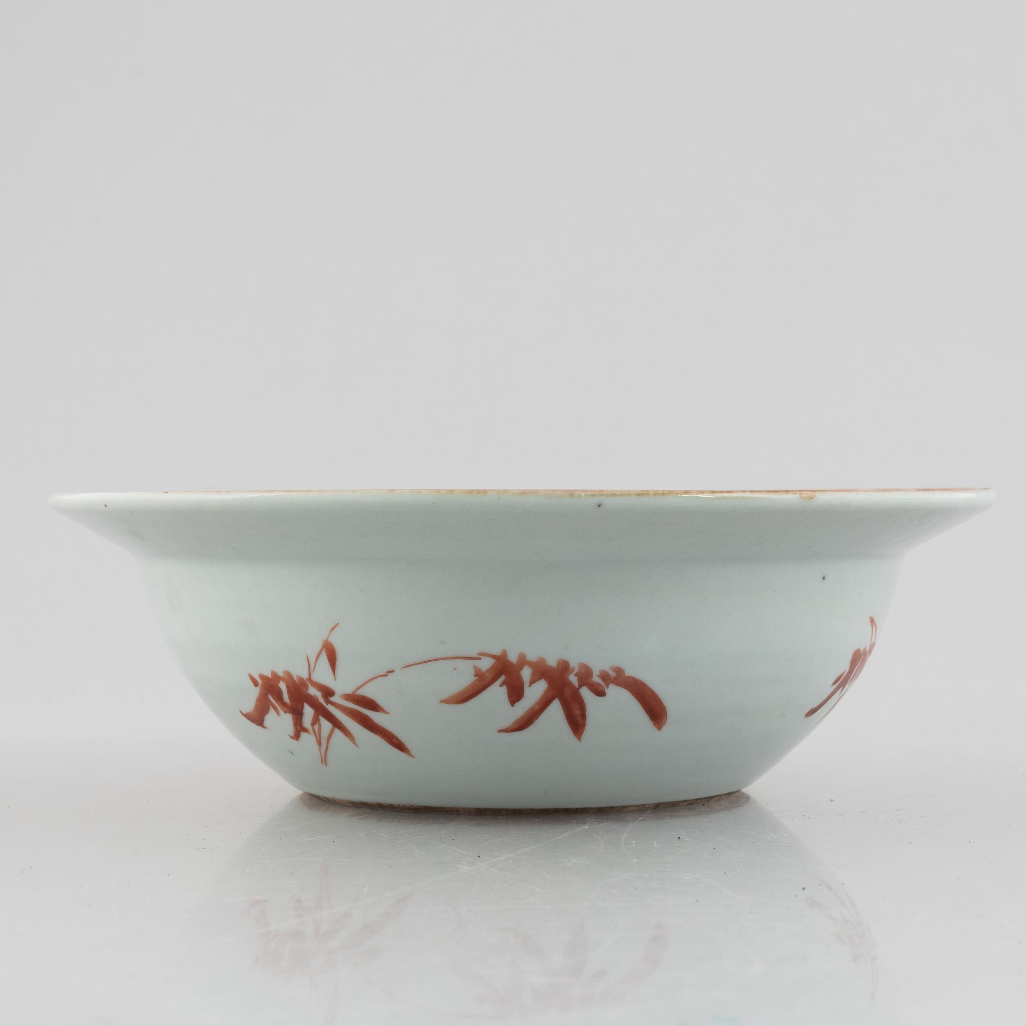 A porcelain bowl/wash basin, China, late Qing dynasty.