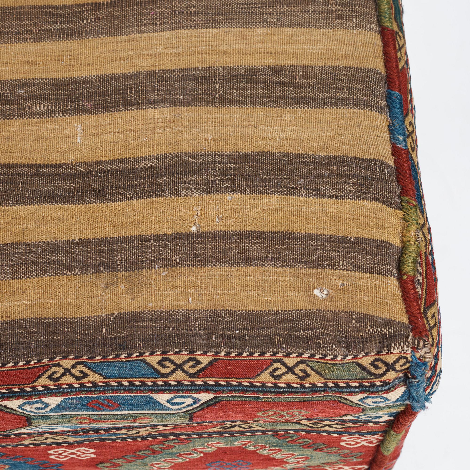 MAFRASH, antik/semiantik Shasavan, ca 108,5 x 55 cm, höjd 39,5, djup 55,5 cm. Bord/taburett medföljer, höjd ca 46,5 cm.