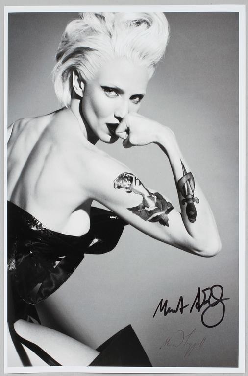 AUTOGRAFBILD, signerad Mert Alas och Marcus Piggot, 2000-tal.