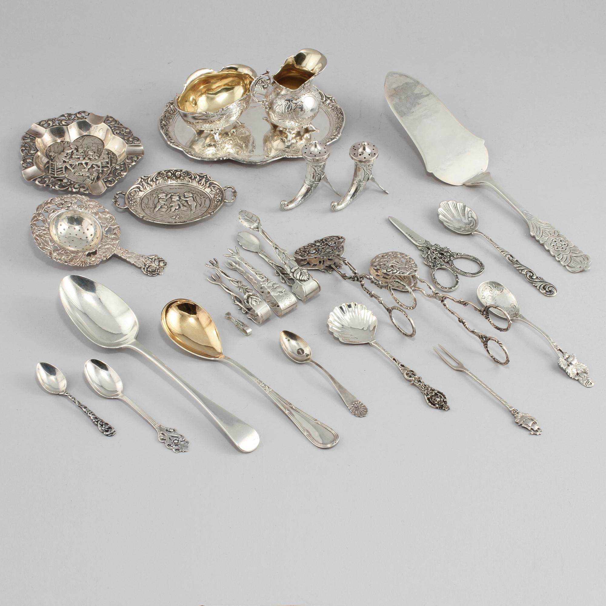 PARTI SILVER, 57 delar,  silver, 1800 och 1900-tal. Vikt ca 1415 g.