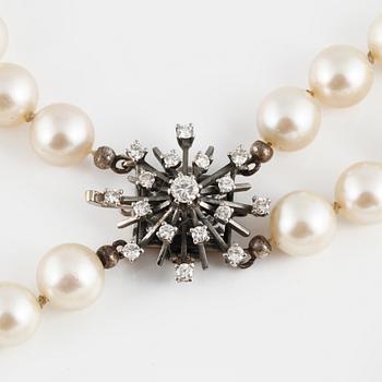 COLLIER, odlade pärlor med lås i 18K vitguld med briljantslipade diamanter ca 0.75 ct, utländska stämplar.
