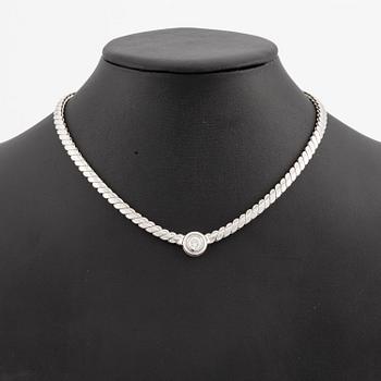 An 18K white gold necklace set with a round brilliant-cut diamond.