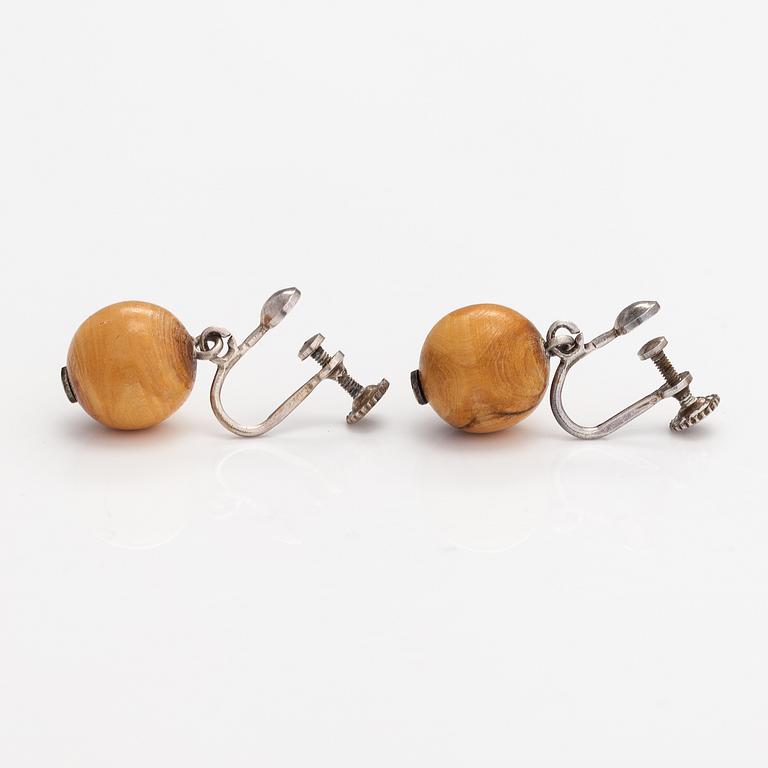 Kaija Aarikka, A necklace, a paid of earrings and a brooch made of silver and wood. Finland.