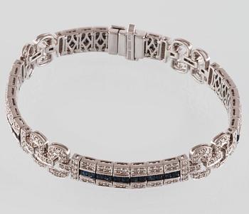 ARMBAND, 18K vitguld med 238 briljantslipade diamanter 2.29 ct och 49 fasettslipade blå safirer 3.31 ct. Vikt 30, 7 g.
