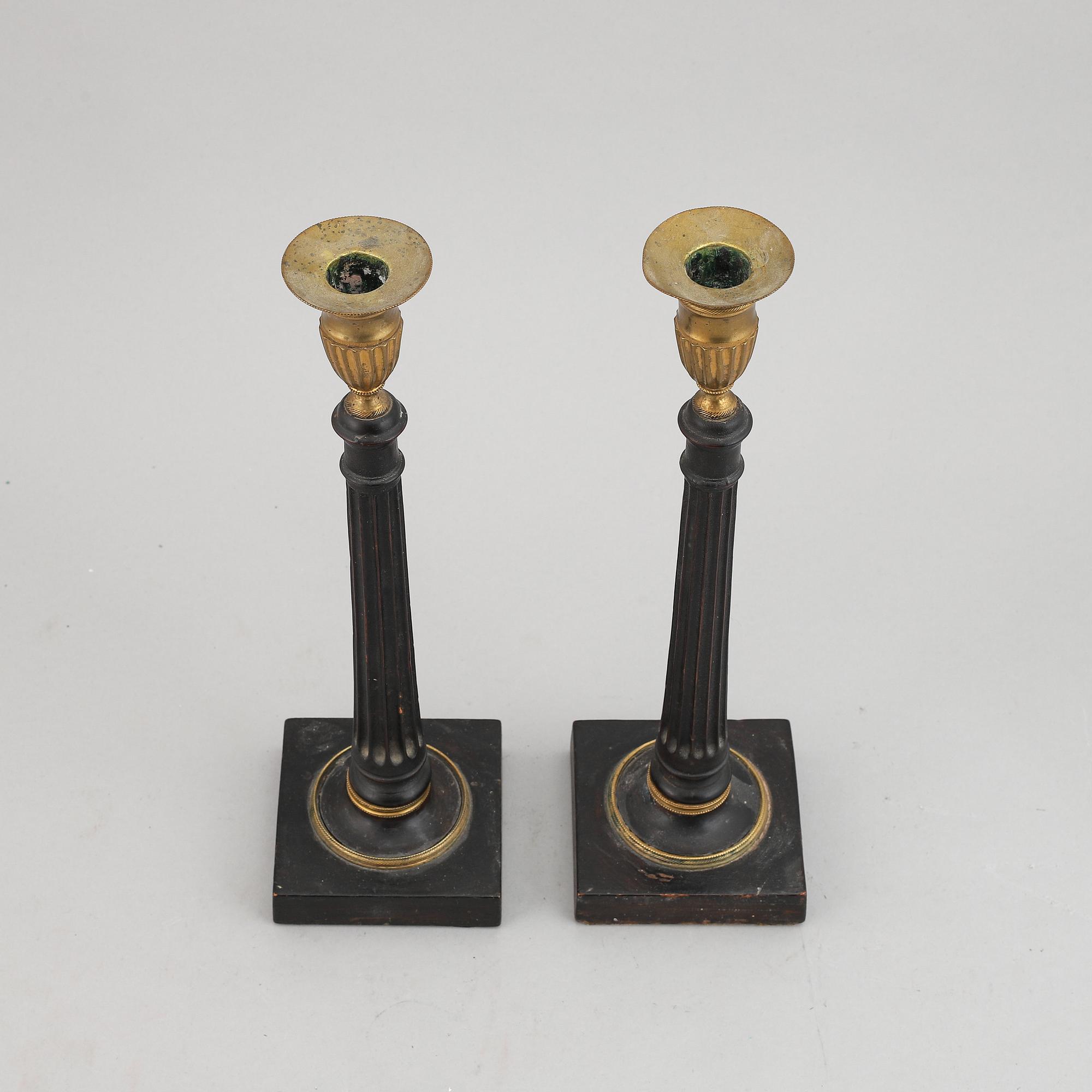 Ljusstakar, ett par, sengustavianska, omkring 1800.