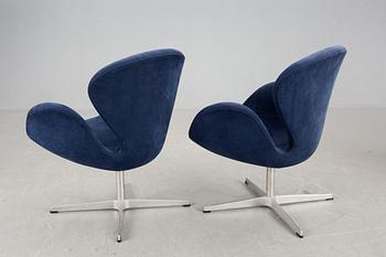 FÅTÖLJER, ett par, "Svanen", Arne Jacobsen för Fritz Hansen, 2000-tal.