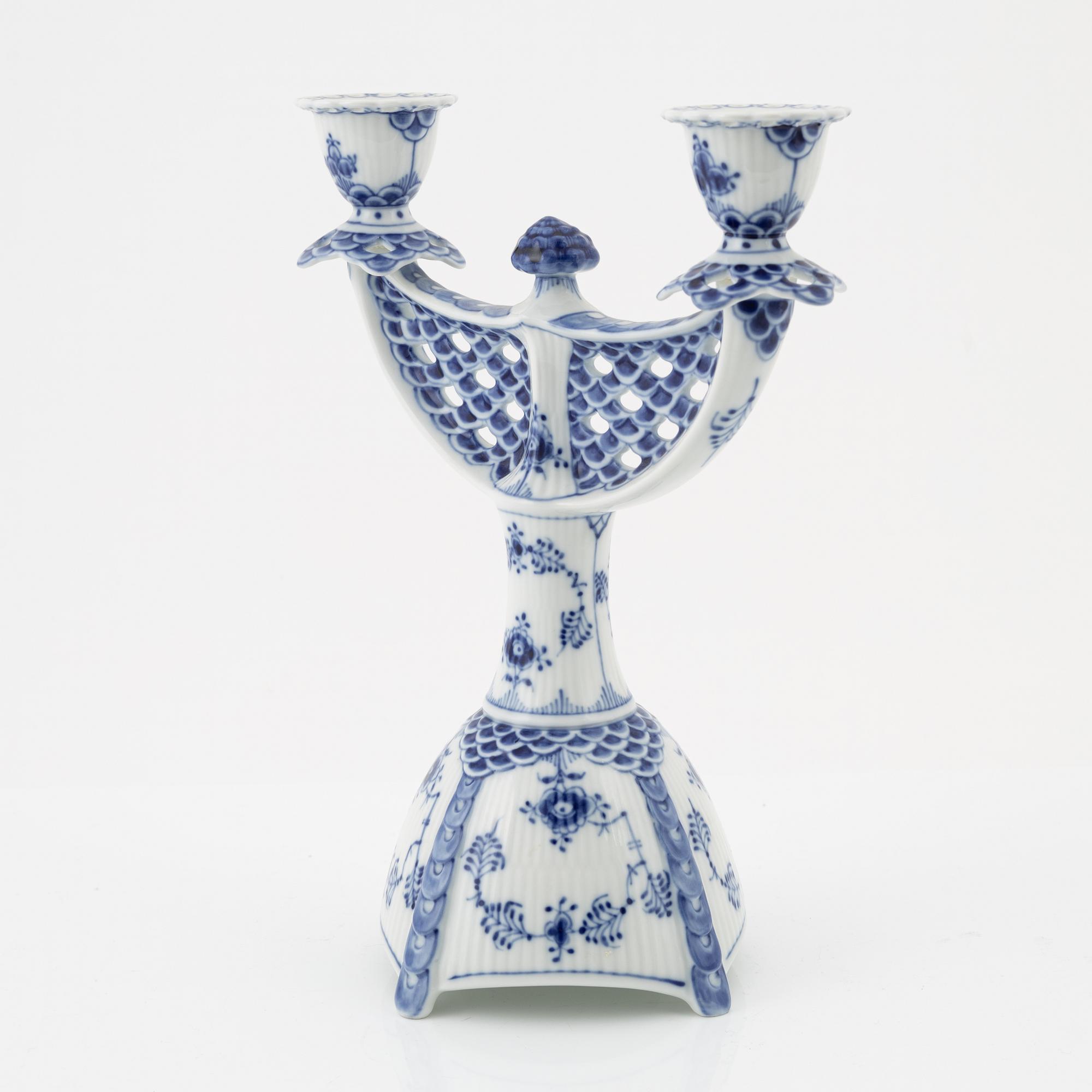 Royal Copenhagen, kandelaber, porslin, modell 1169, "Musselmalet" helblond, 1900-talets andra hälft.