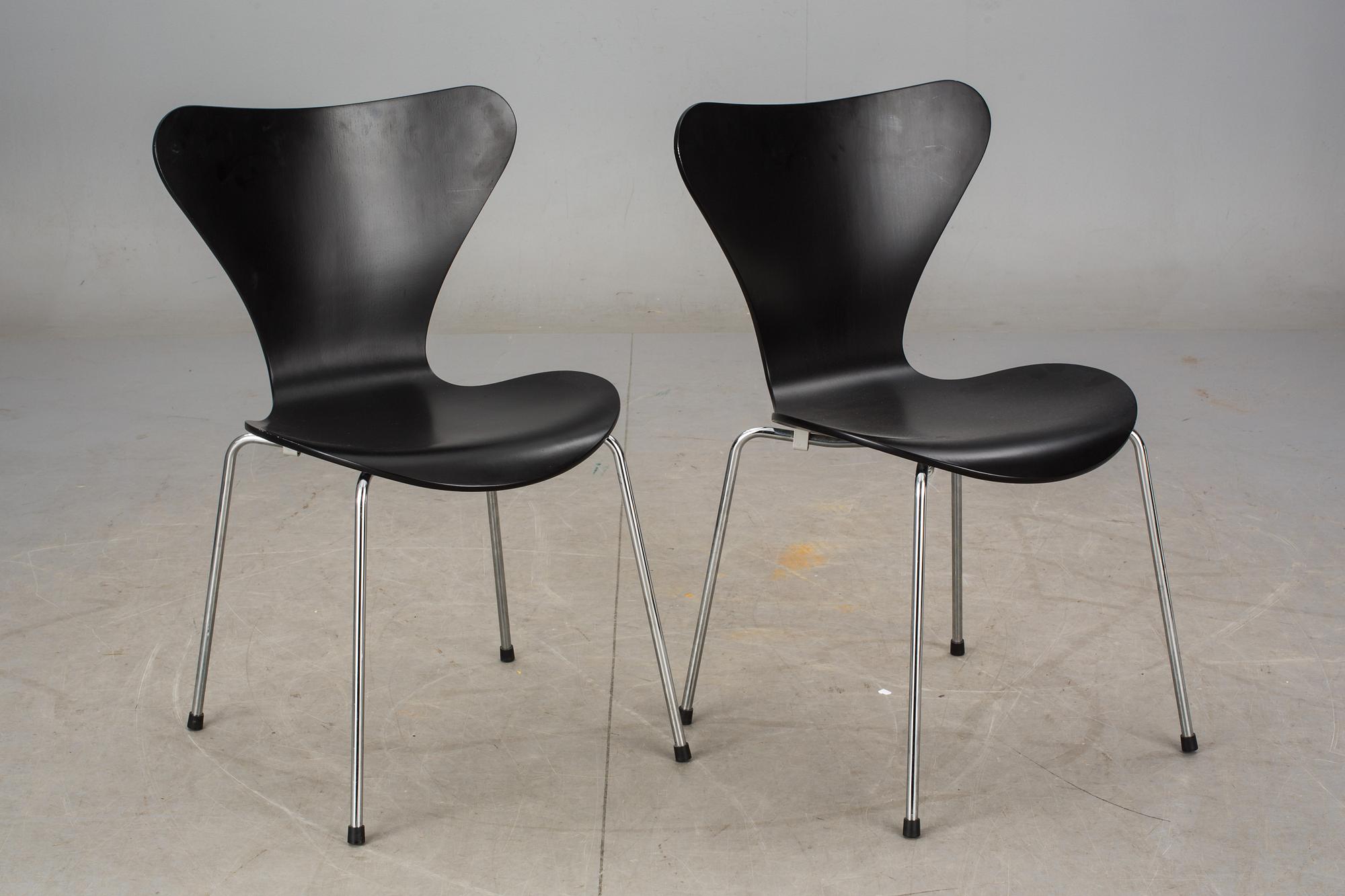 STOLAR, ett par, "Sjuan", Arne Jacobsen, Fritz Hansen, etikettmärkta 2000.