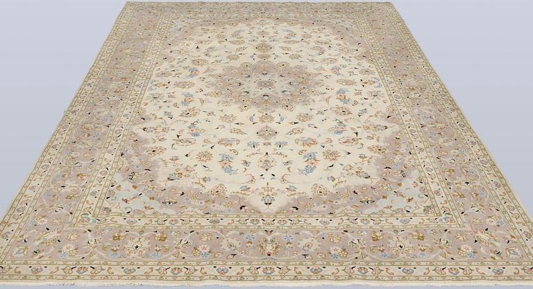 A Keshan carpet, approx. 300 x 206 cm.