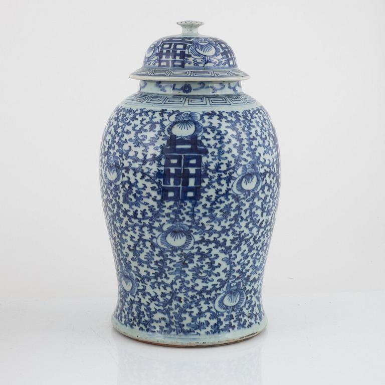 A lidded blue and white porcelain urn, China, late Qing dynasty.