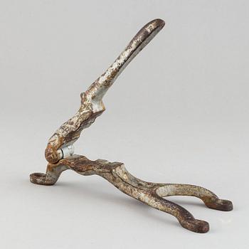 KORKPRESSARE till vinflaskor, gjutjärn, 1800-tal.