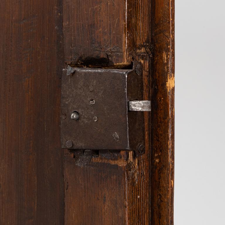 A pine cabinet, around the year 1800.