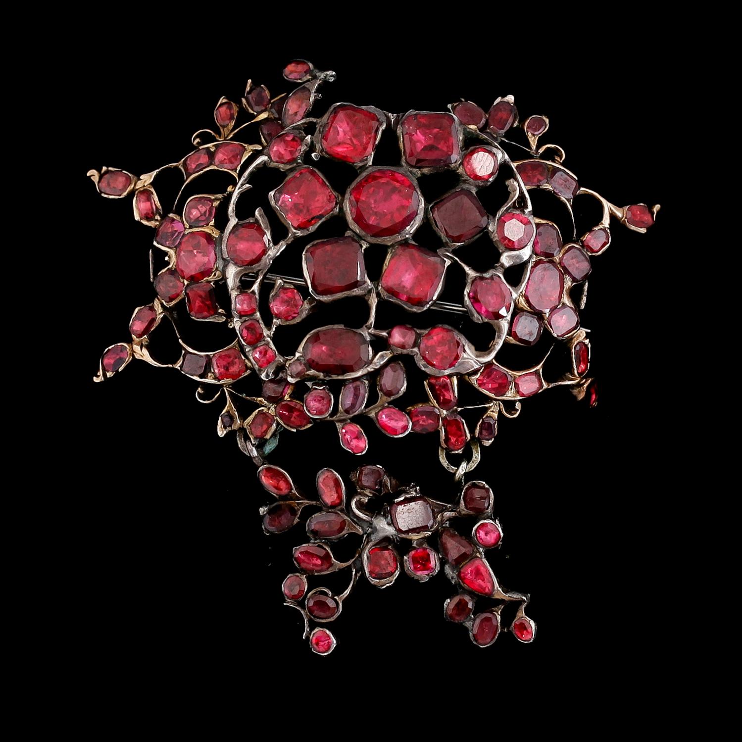 BROSCH, silver, med olikslipade rubiner, sannolikt 1700-tal.