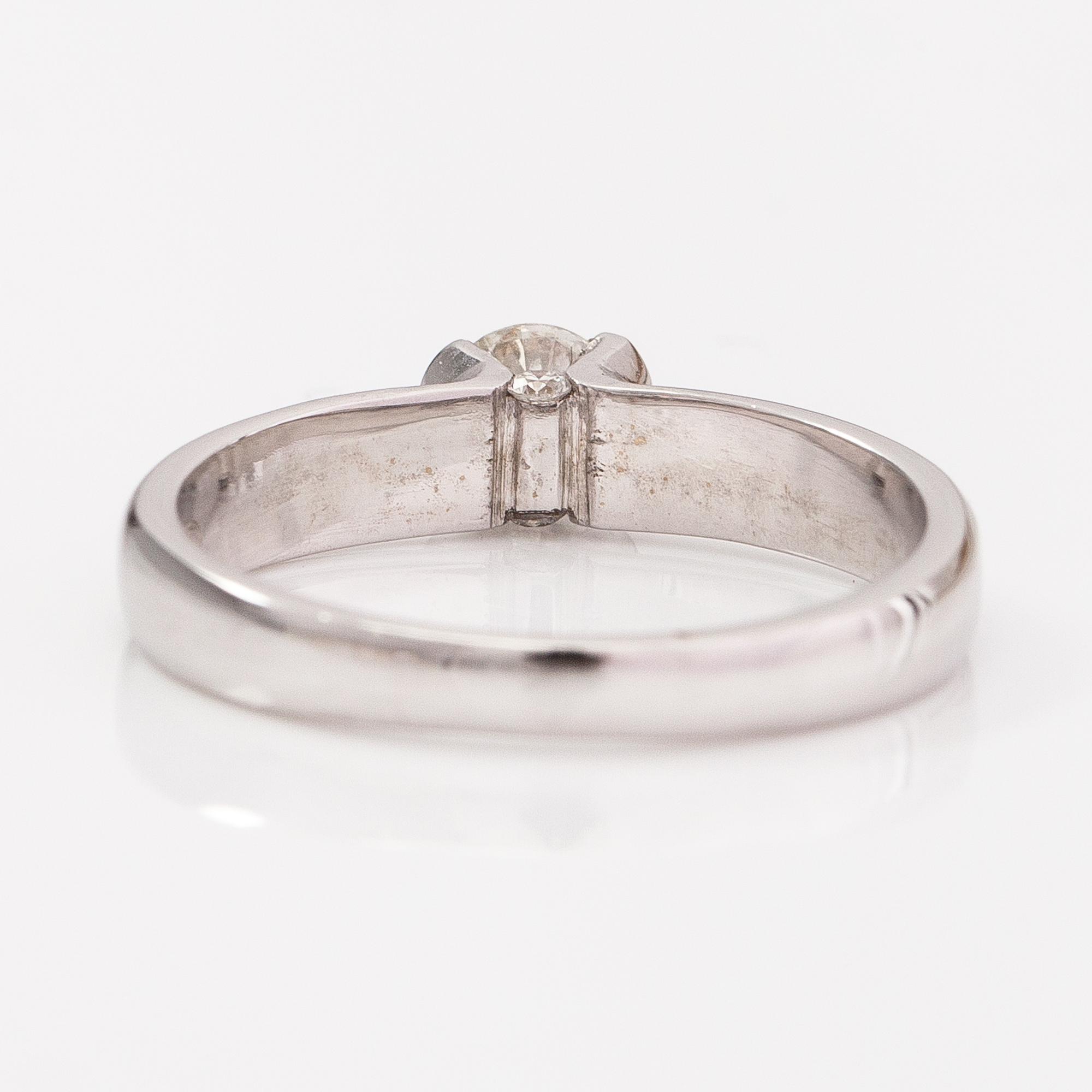 An 18K white gold ring with diamonds ca. 0.38 ct in total.