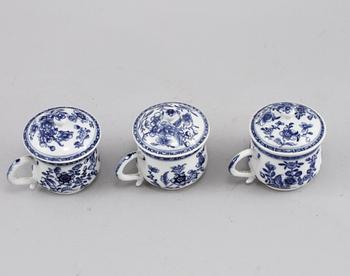 CREMÈKOPPAR, 3 st, porslin, Kina, 1700-tal.