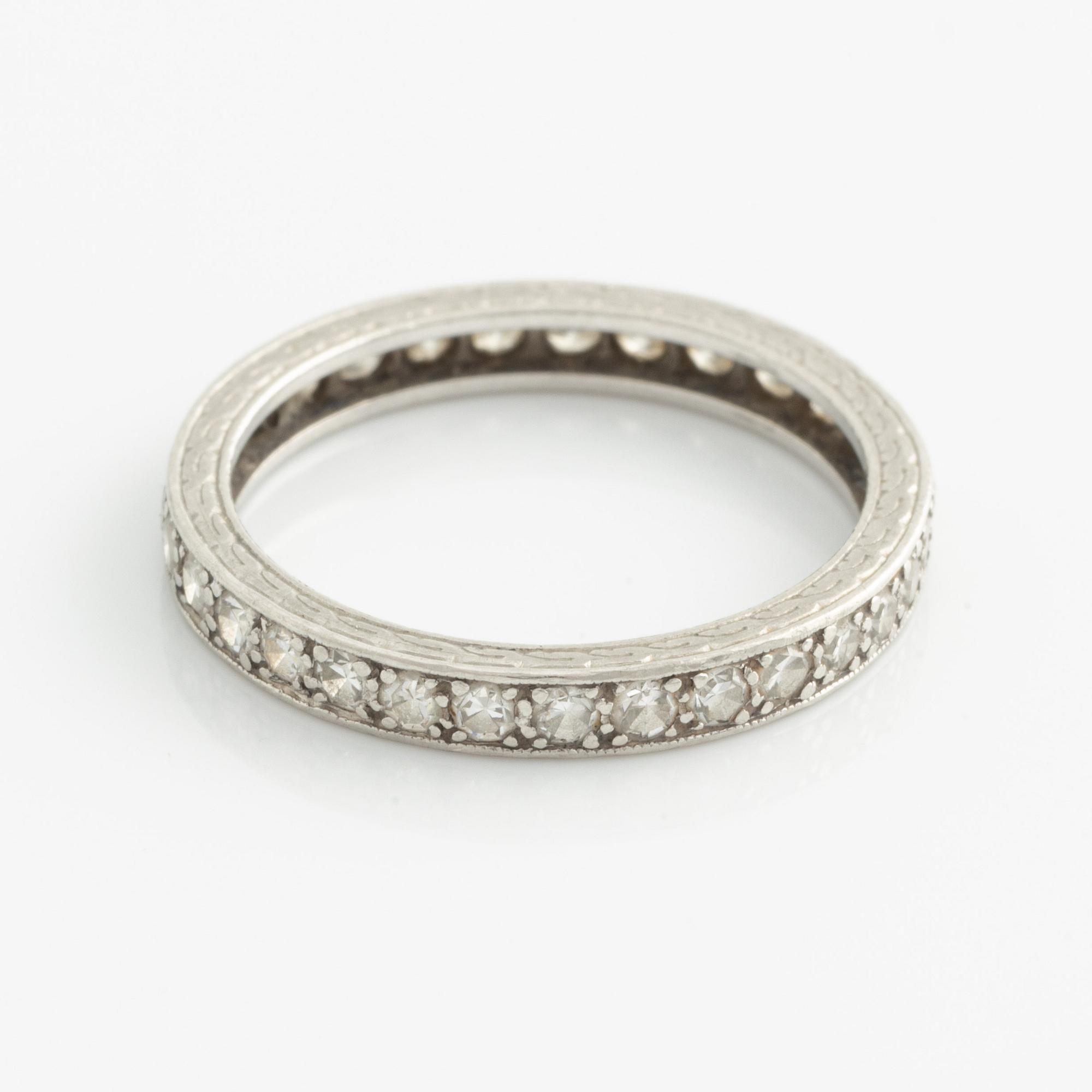 Ring, full eternity white gold with octagon-cut diamonds.