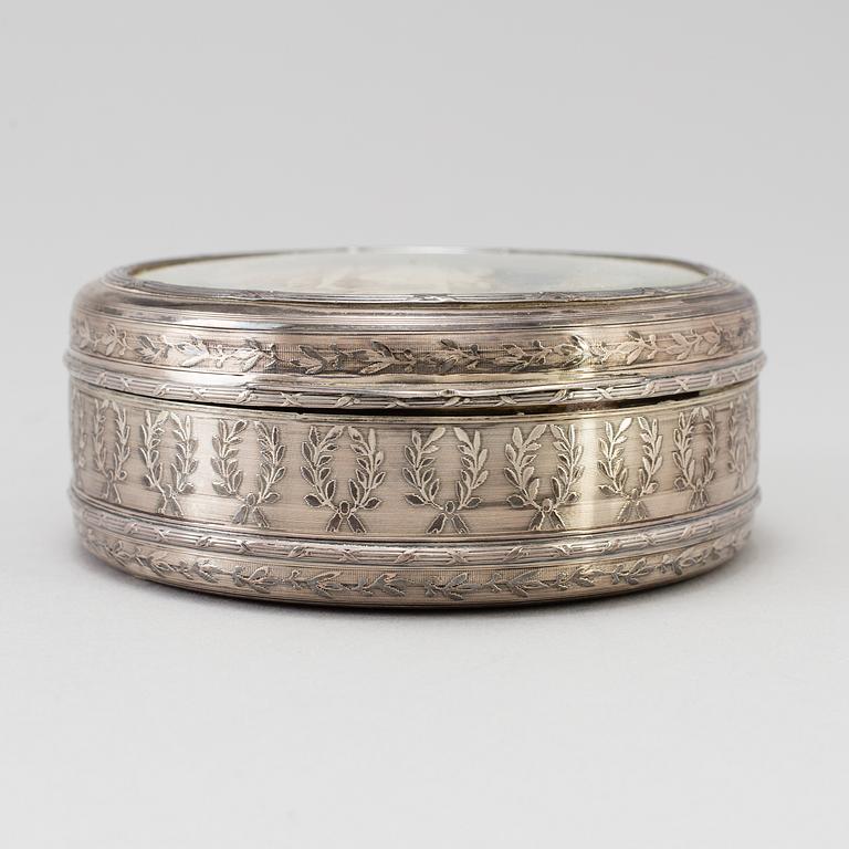 DOSA med LOCK, silver, Louis XVI-stil, sent 1800-tal. Total vikt 260 gram.