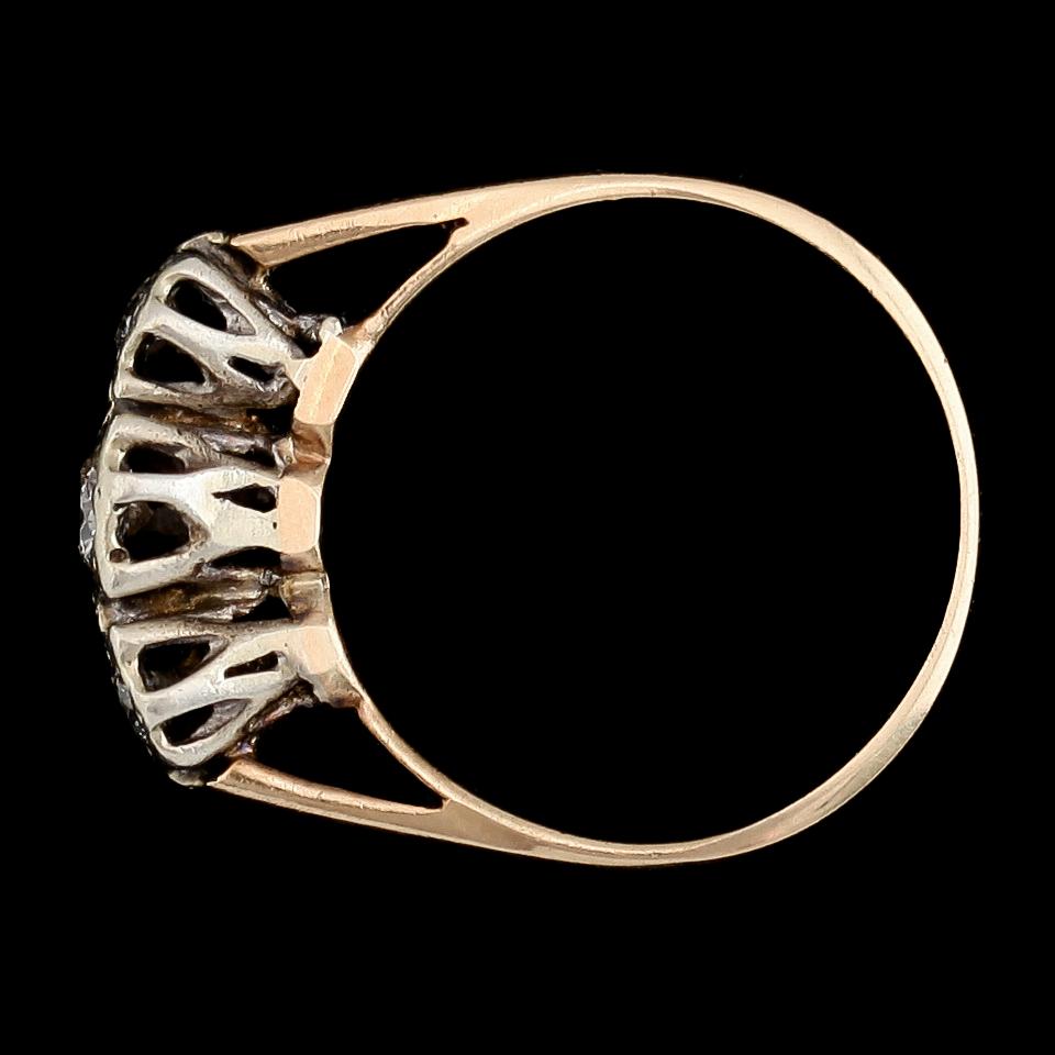 RING, 9 k vitguld med 3 diamanter. Total vikt ca 2 gram.