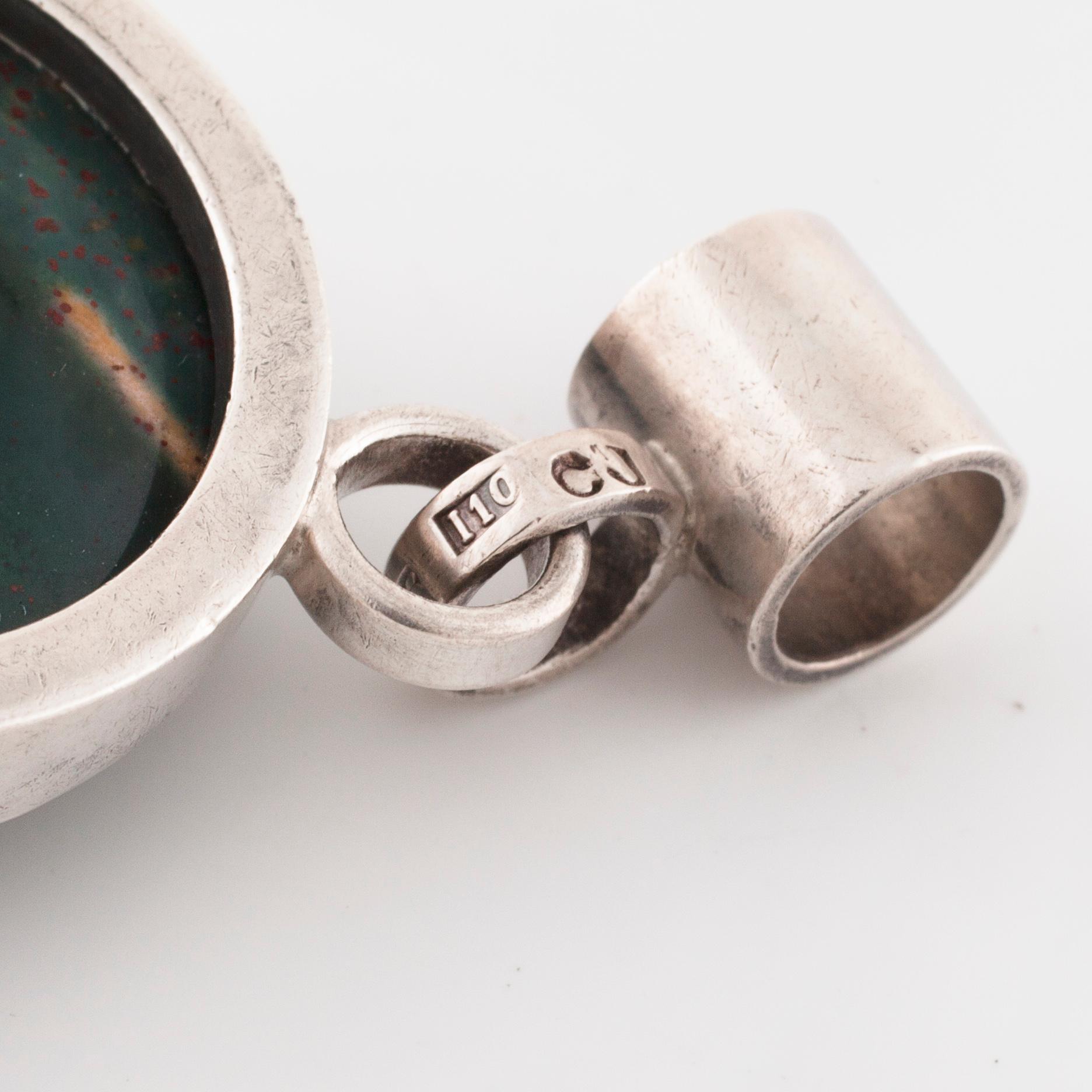 CECILIA JOHANSSON, Göteborg, 1983, hänge med cabochonslipad blodsten.