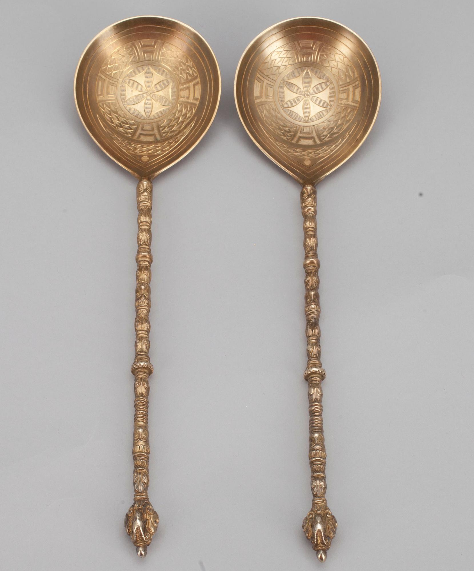 ETT PAR SUPSKEDAR, förgyllt silver. Stockholm 1916. Vikt 172 g.