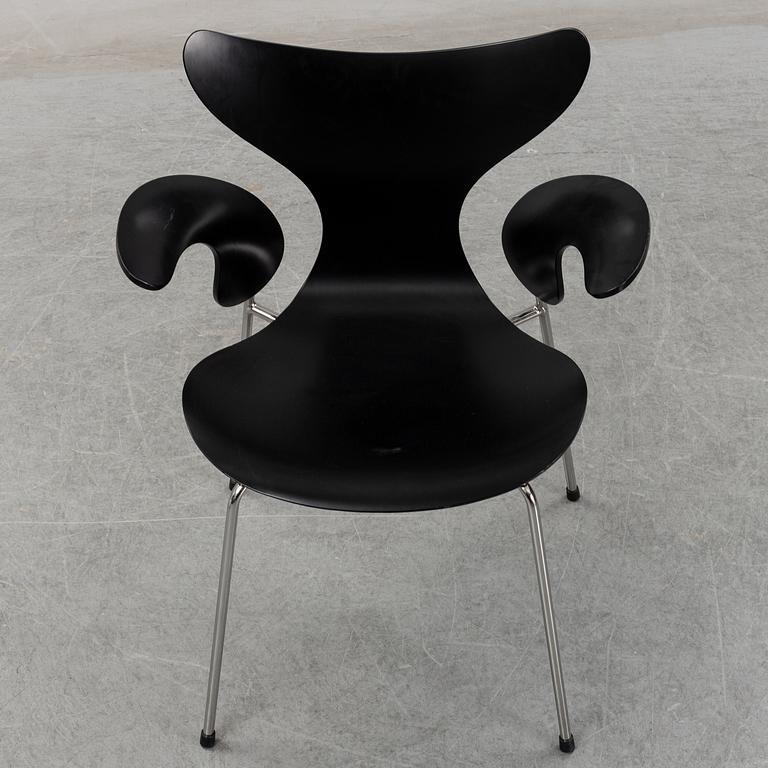 Arne Jacobsen, a pair 'Seagull' chairs, Fritz Hansen, Denmark, 2008.