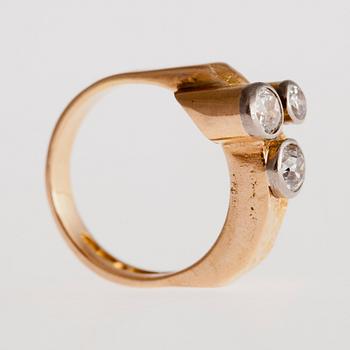 Björn Weckström, RING, 18K guld, antikslipade diamanter ca 0.85 ct, Kruunu Koru Helsingfors 1965.