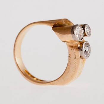 Björn Weckström, A RING, 18K gold, old cut diamonds c. 0.85 ct, Kruunu Koru Helsinki 1965.