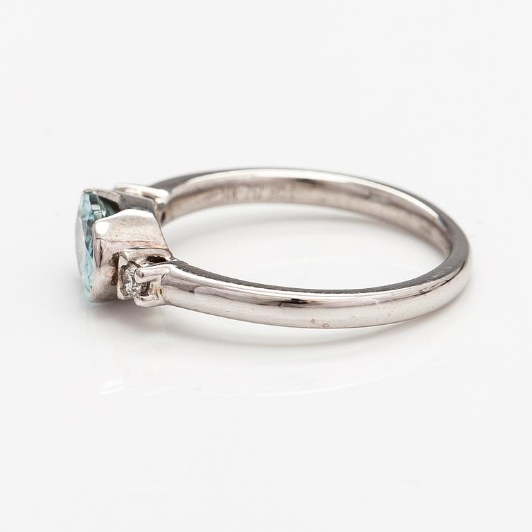 A 14K white gold ring with an aquamarine and diamonds ca. 0.08 ct in total.