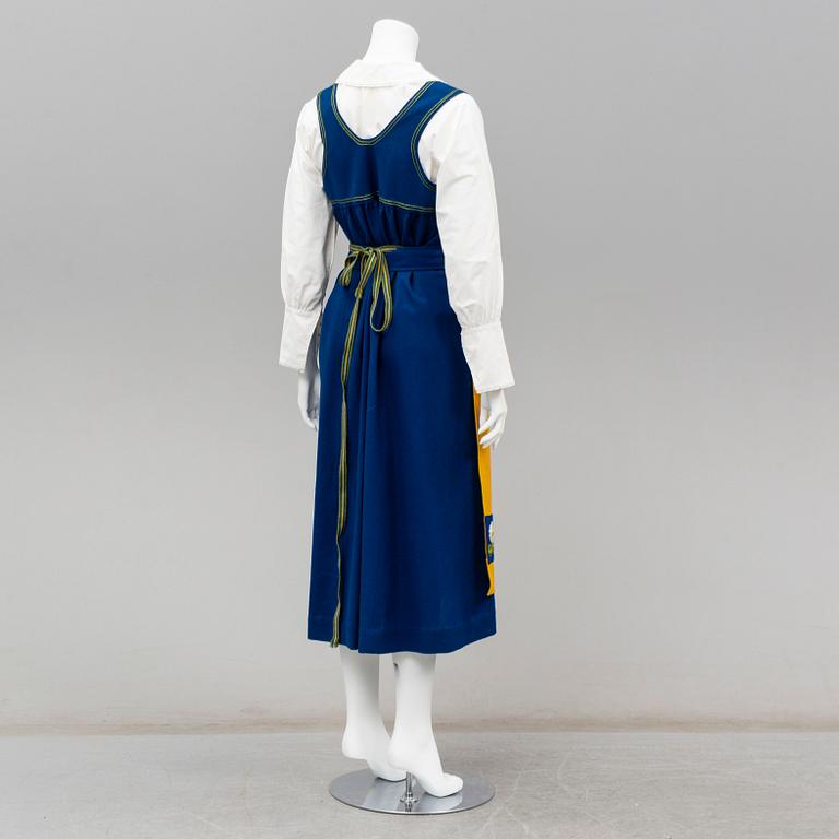 FOLKDRÄKT, Sverigedräkten, 1900-talets andra hälft. Storlek runt 38.