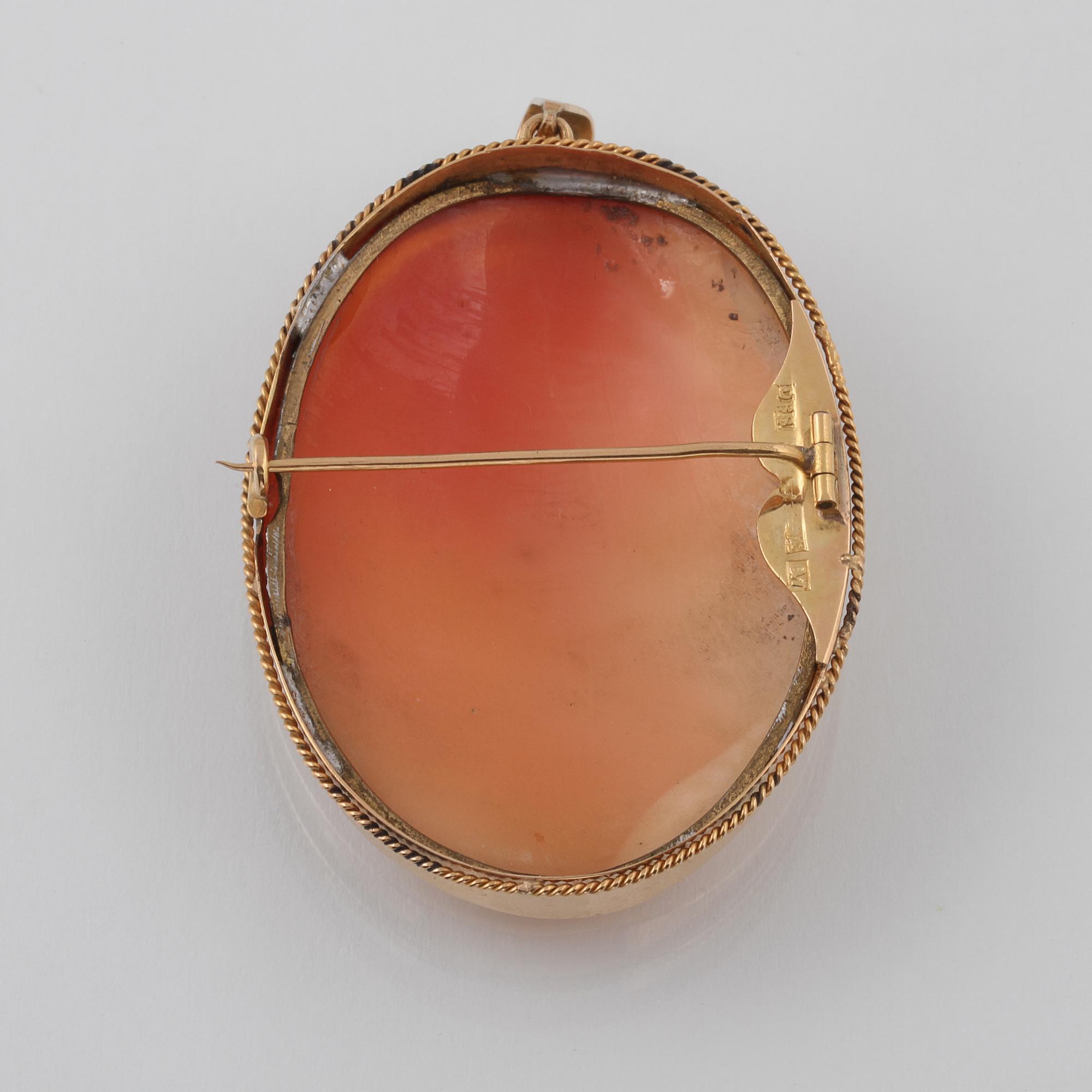 BROSCH/HÄNGE, 18K guld med skuren snäckskalscamé, Oscar Sjögren, Stockholm, 1918. Vikt 20,4 gram.