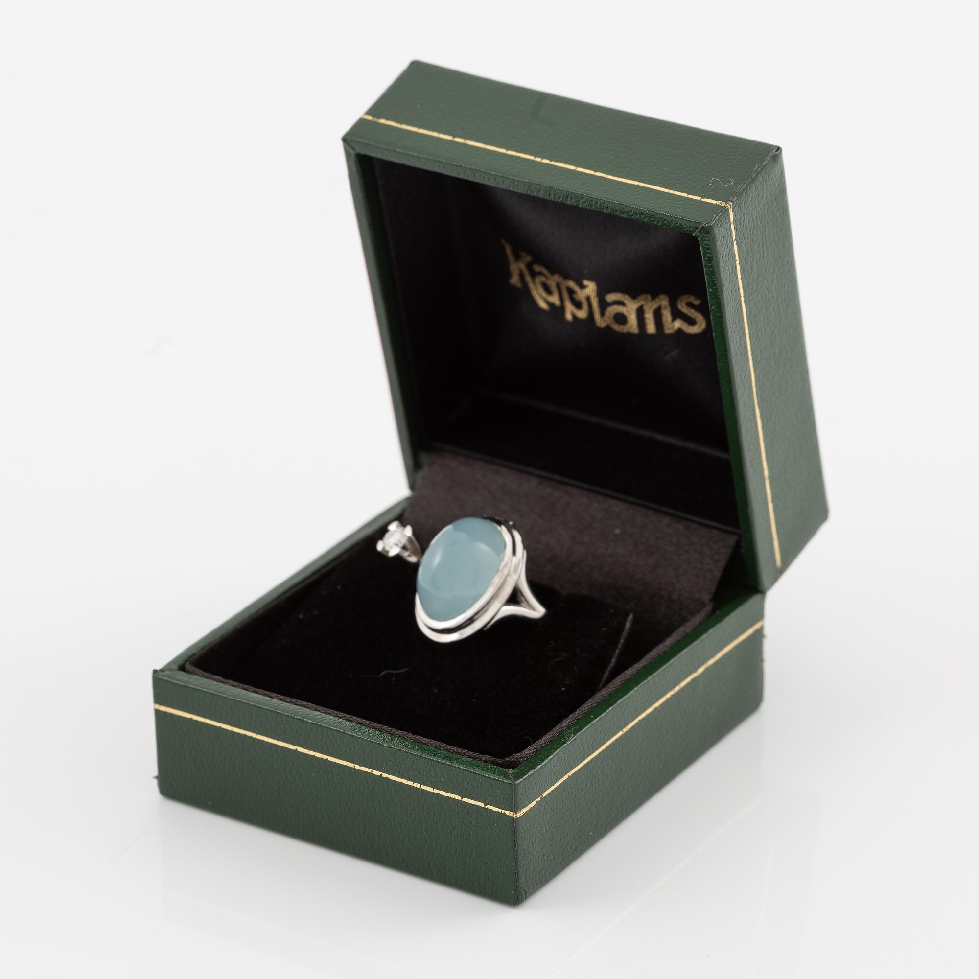 Ole Lynggaard ring 18K white gold with a cabochon-cut aquamarine and a round brilliant-cut diamond.