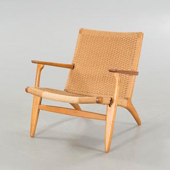 HANS J WEGNER, a lounge chair, model "CH-25", for Carl Hansen & Son in Denmark, second half of the 20th century.