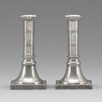 LJUSSTAKAR, ett par, tenn. Sven Berglund (1811-1844/53), Malmö.