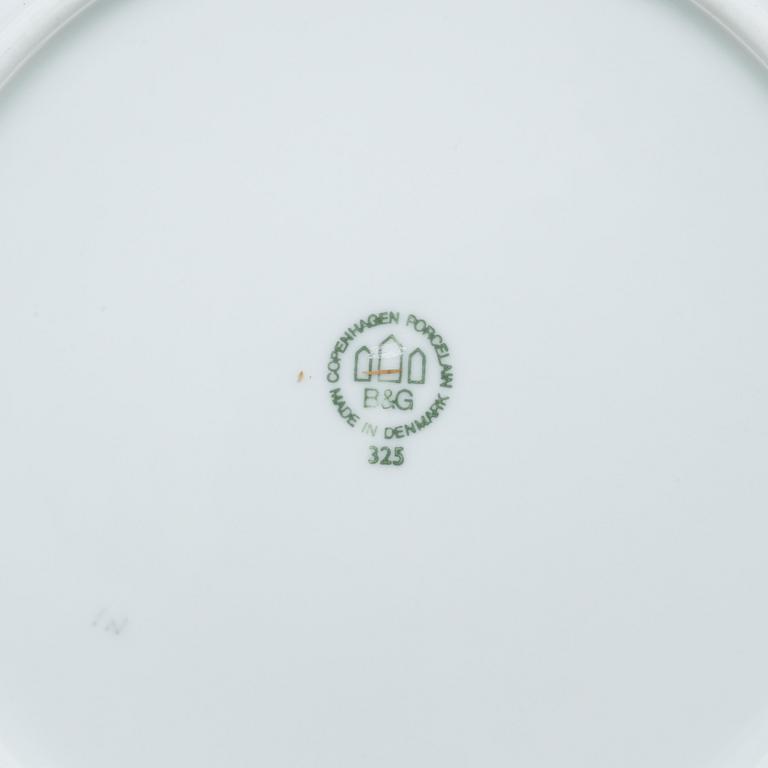 80 pieces of porcelain tableware from Bing & Gröndahl, model "Måsen", second half of the 20th century.