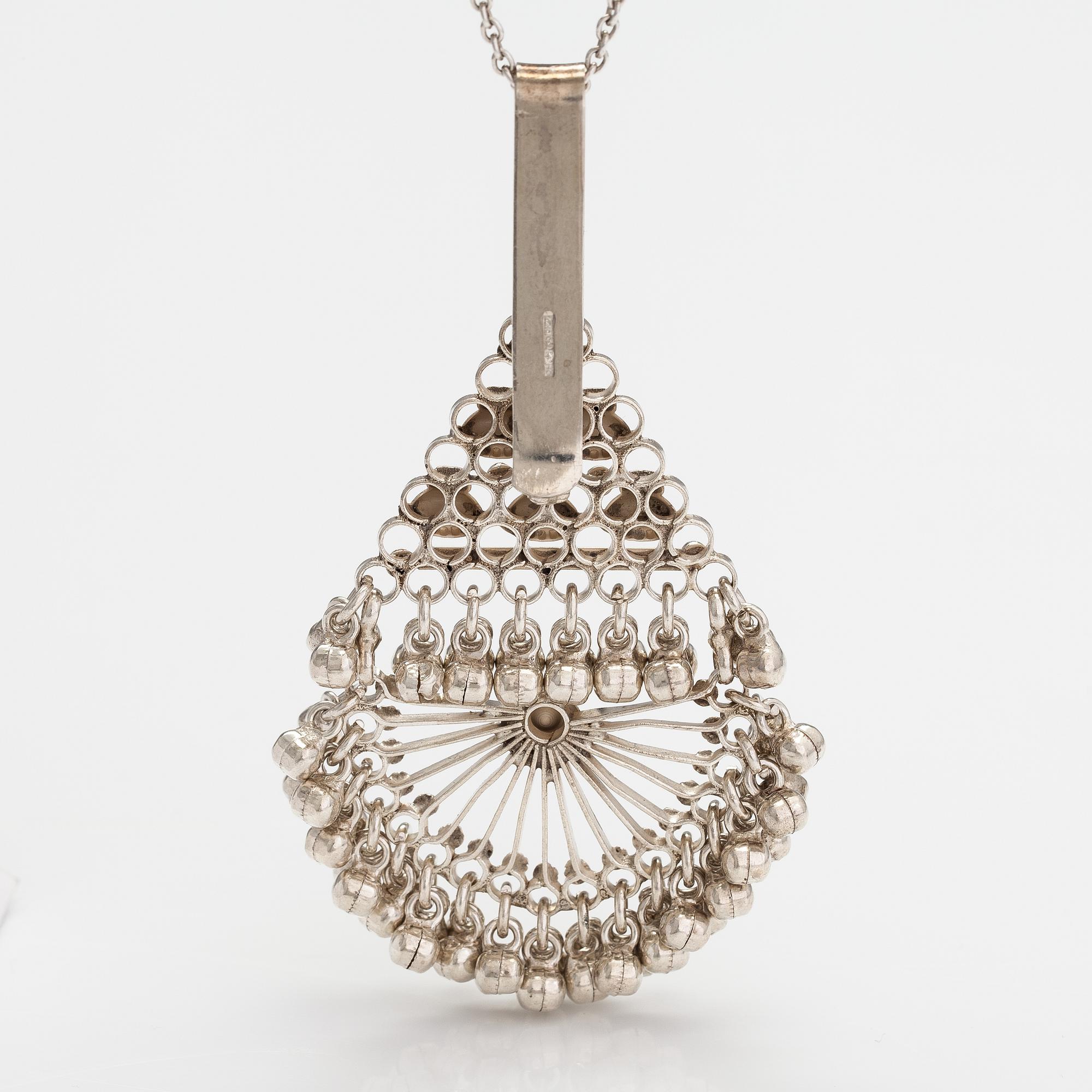 A silver necklace/brooch. Ossian Hopea, Porvoo 1977.