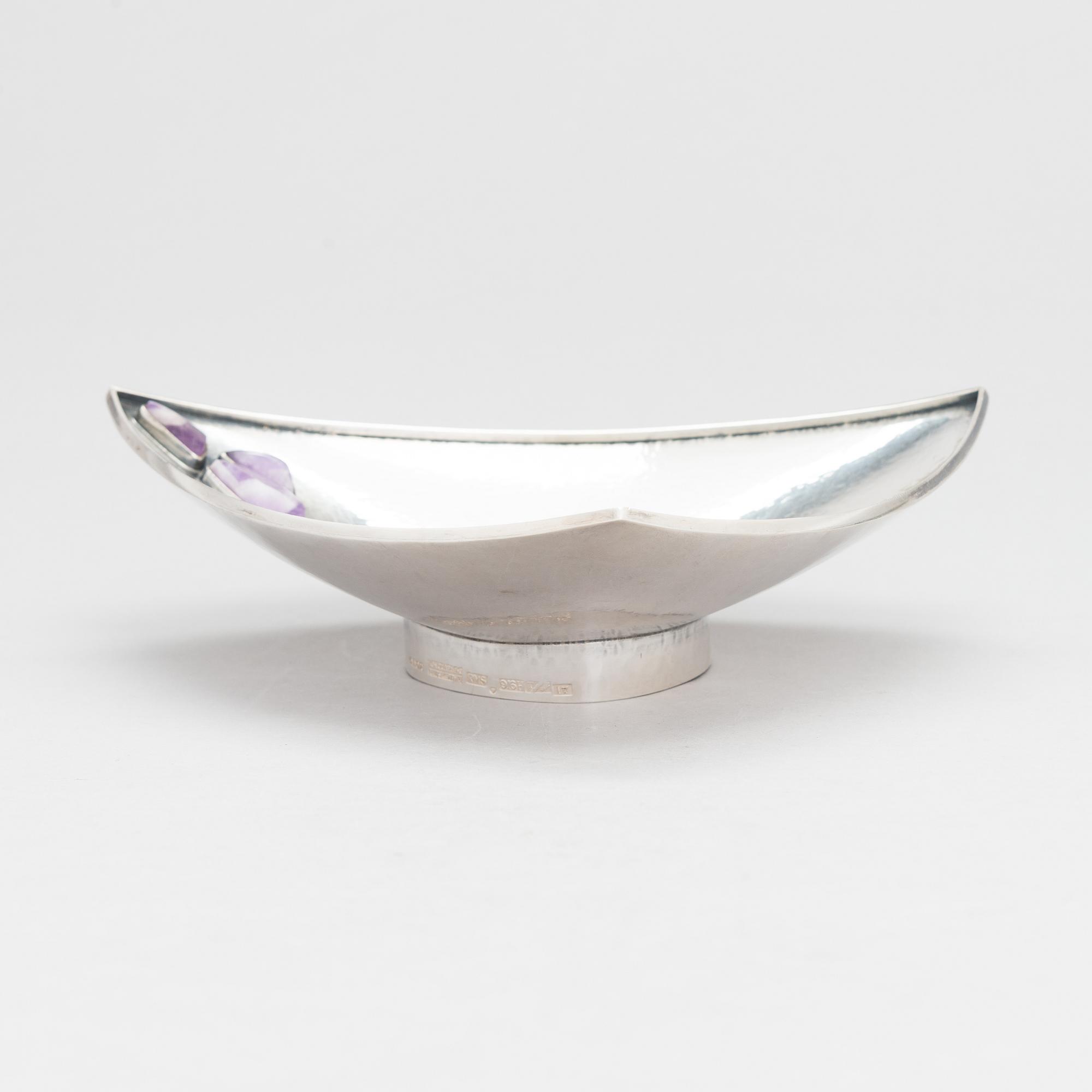 Reijo Sirkeoja, a silver bowl with amethysts, Hopeataidetakomo, Tampere 1962.