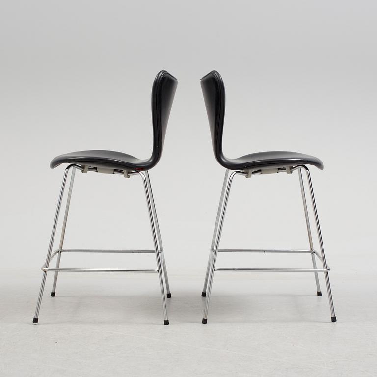 ARNE JACOBSEN, a pair of "Sjuan 3187" leather barstools, Fritz Hansen.
