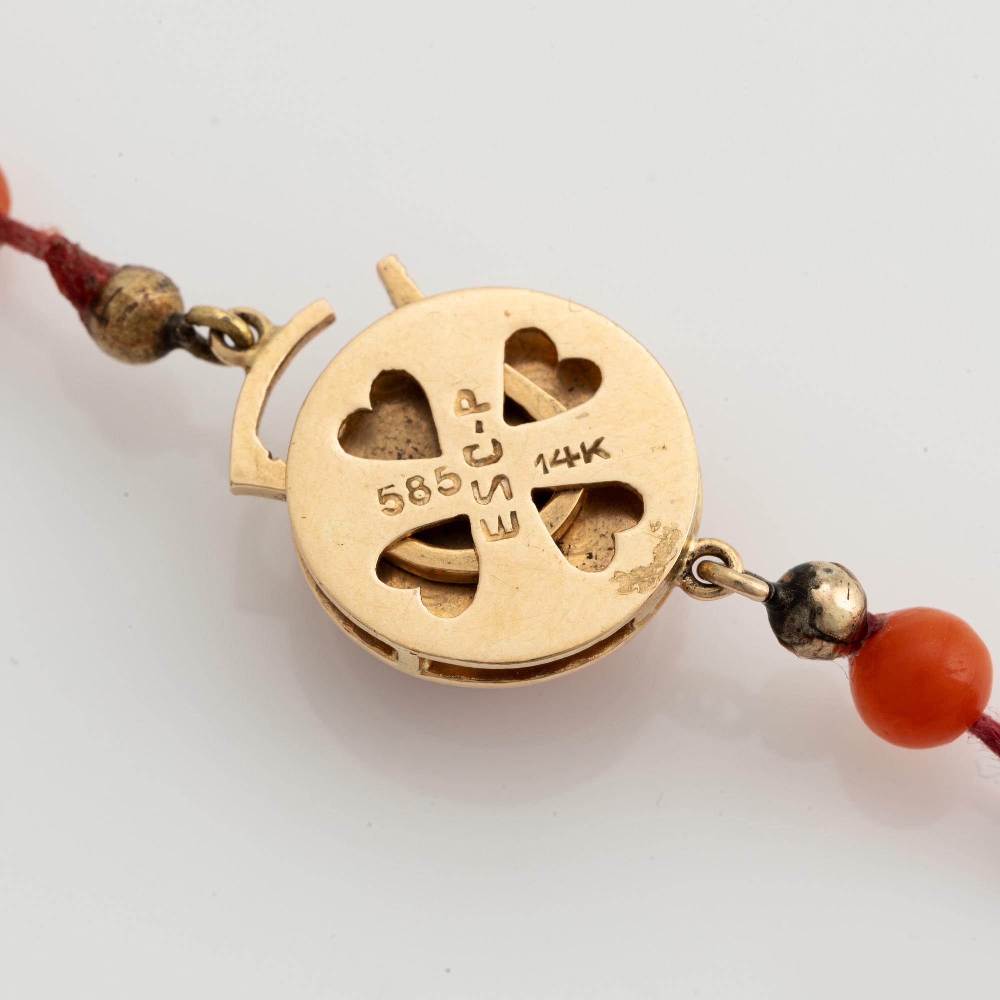Necklace with graduated coral beads, clasp in gold with coral.