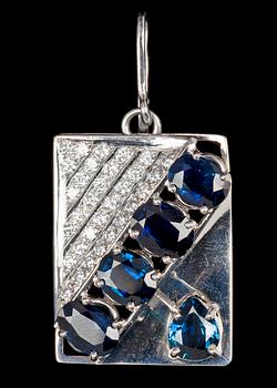 1090. HÄNGE, fem blå safirer med briljantslipade diamanter, tot. ca. 0.60 ct.