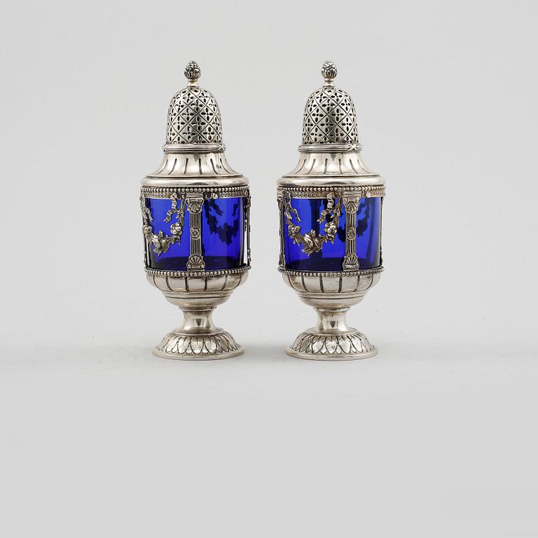 STRÖARE, ett par, silver och glas, svenska imporstämplar, gustaviansk stil, 1900-talets första hälft.