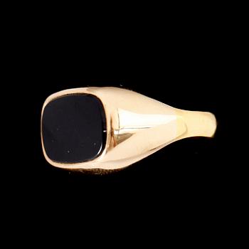 KLACKRING, 23 k, guld, svart onyx, Stockholm, 1919. total vikt ca 5 g.