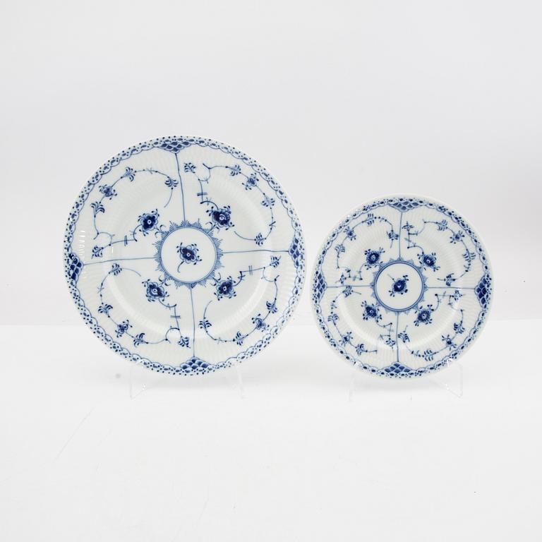 Servis 87 dlr, "Musselmalet - whole and half blonde", Royal Copenhagen Denmark porcelain.