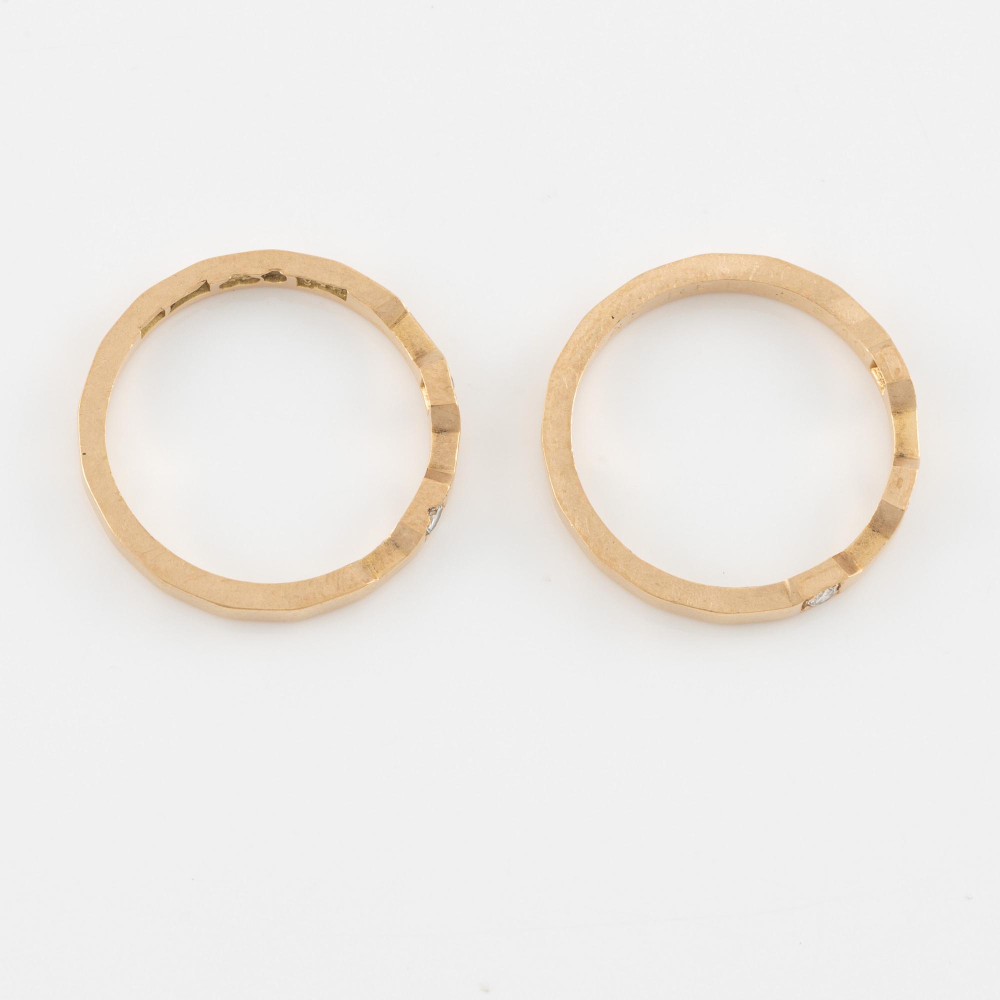 Två ringar 18K guld med runda briljantslipade diamanter.