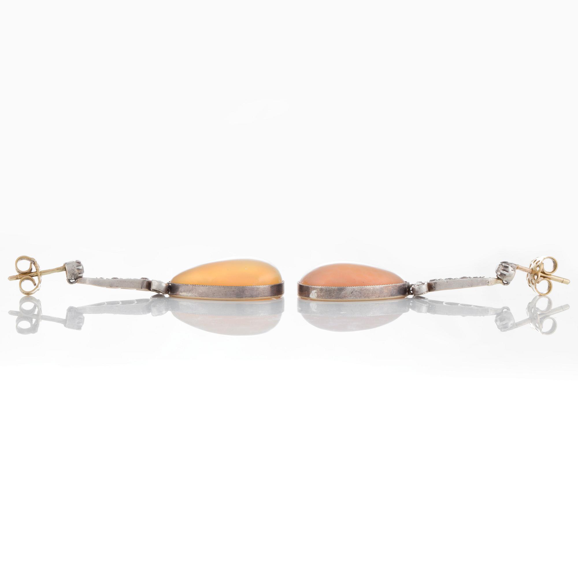 Ett par örhängen med droppformade opaler och gammalslipade diamanter.