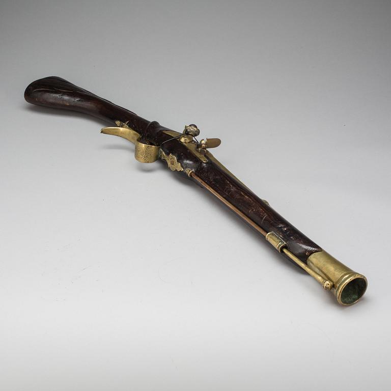 GEVÄR, s k muskedunder, flintlås. 1700-tal.
