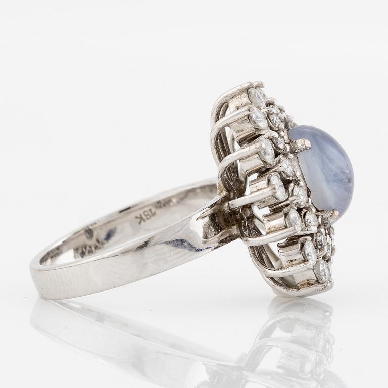 Ring, 18K vitguld med cabochonslipad stjärnsafir och briljantslipade diamanter.